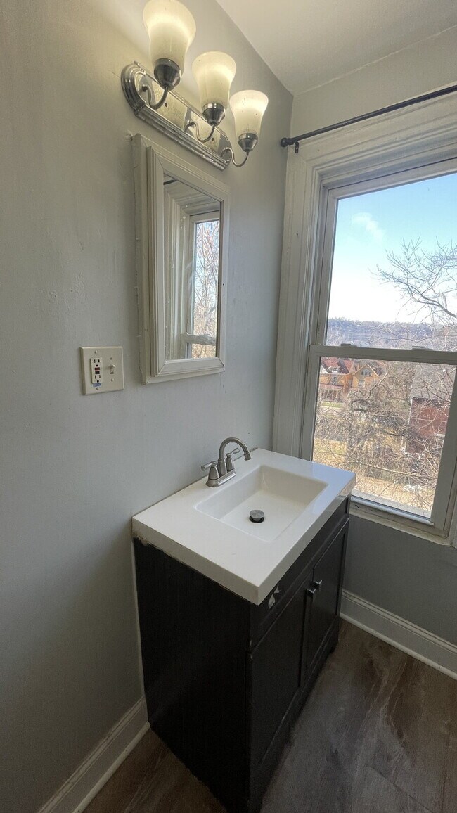 Building Photo - Spacious 4-Bedroom Home with 2 Full Bathrooms – Section 8 Approved and Ready for Move-In!