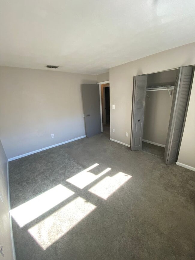 Building Photo - 2 Bed 1.5 Bath Condo