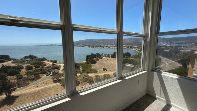 Building Photo - Epic REA - Top floor, Sweeping Views, 3 BR...