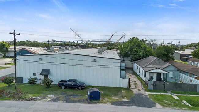 Building Photo - 405 Medina St