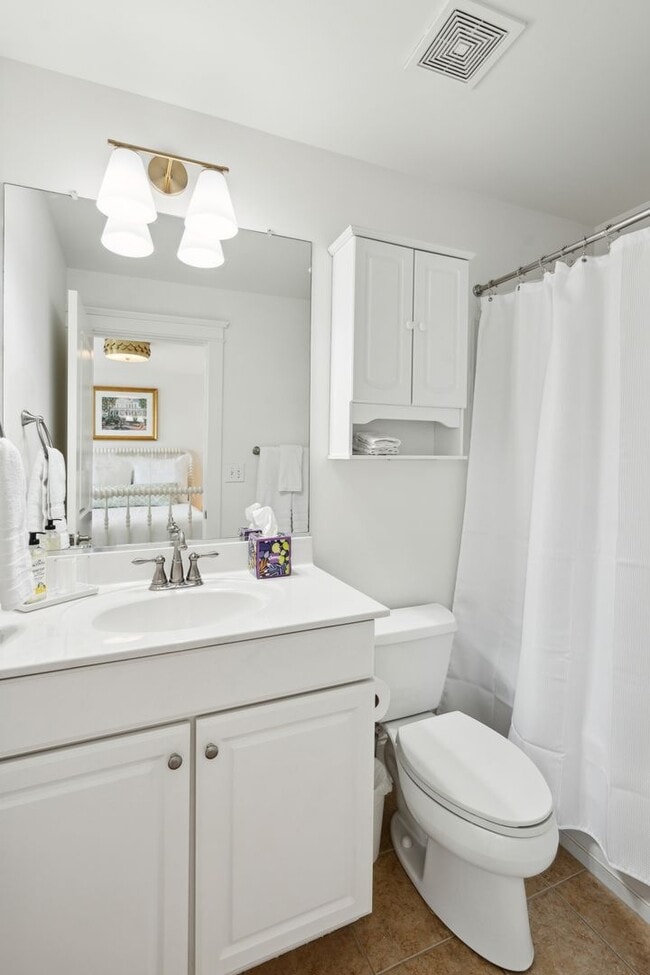 Building Photo - Fully Furnished 2BR Condo with Designer Touches in Shelmore Village