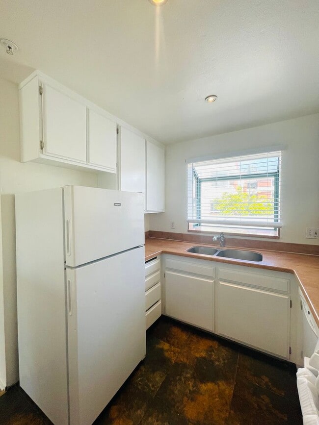 Building Photo - Casa Marina Townhouse 2 Bedrooms, 2.5 Bathrooms