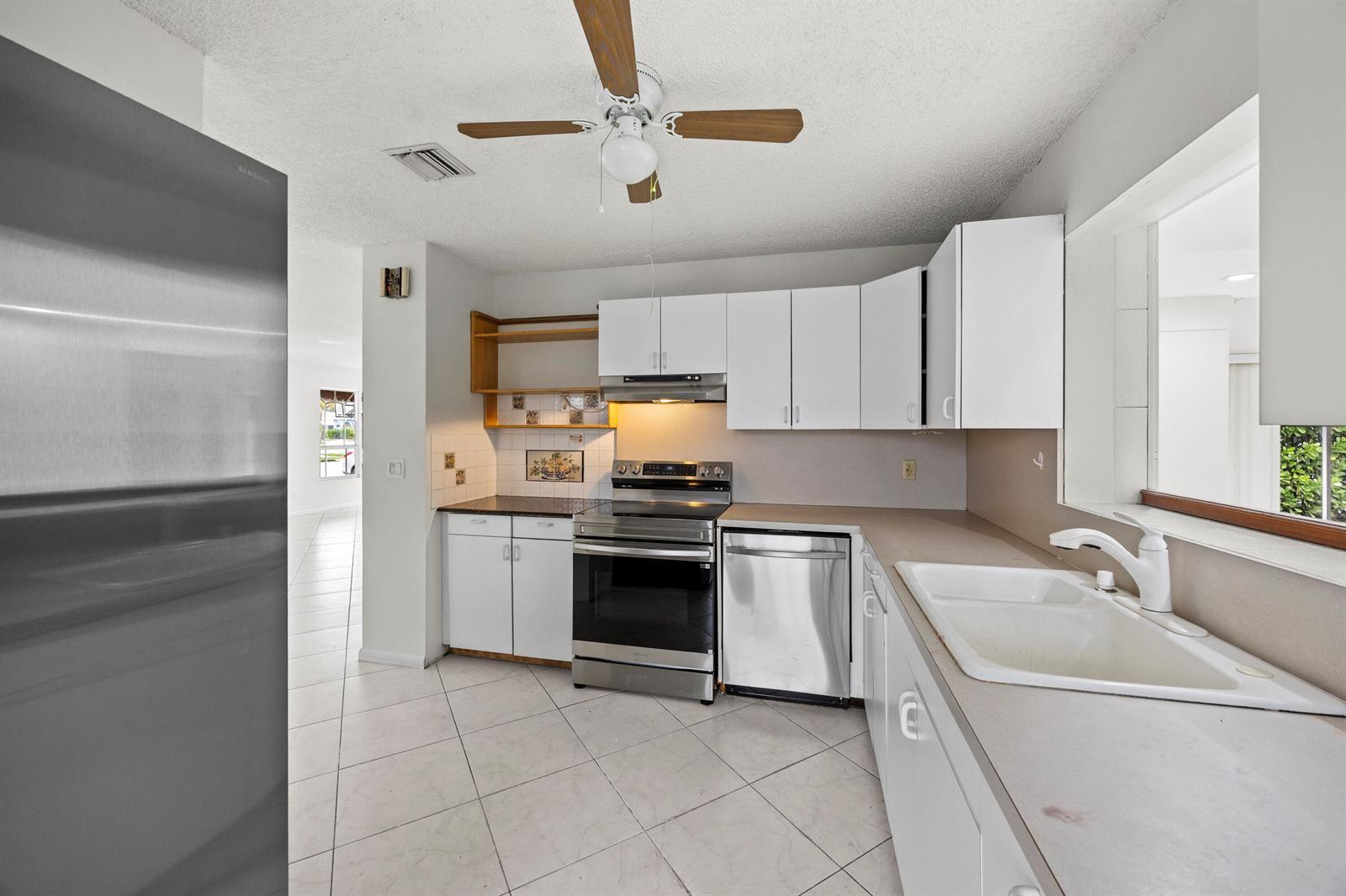 Building Photo - 1828 N Palmway