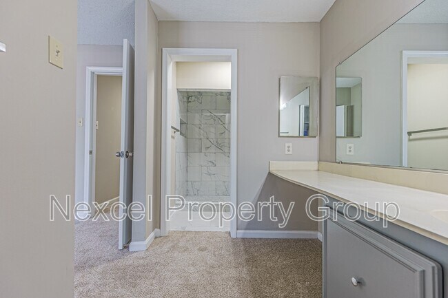 Building Photo - 6730 Racquet Club Dr