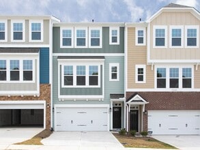 Building Photo - Gorgeous Townhome With Loads of Amenities in Ellis Crossing!