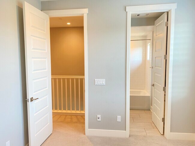 Building Photo - 645 E Evelyn Ave