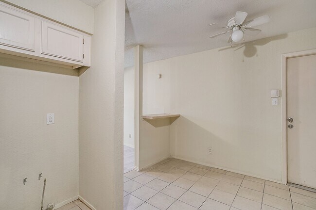 Building Photo - One side of 2 story duplex available-  3 b...