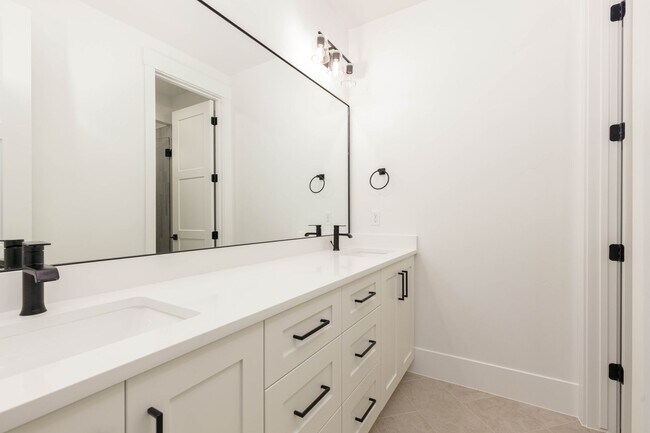 Building Photo - Brand New 6 Bed 4 Bath Rental with pool Near Sand Hollow!