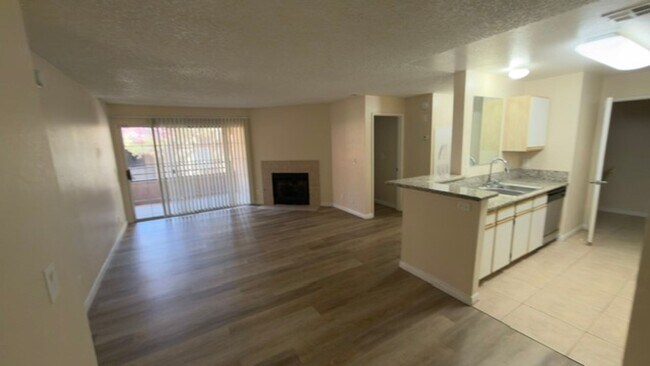 Building Photo - 2 Bedroom Condo!