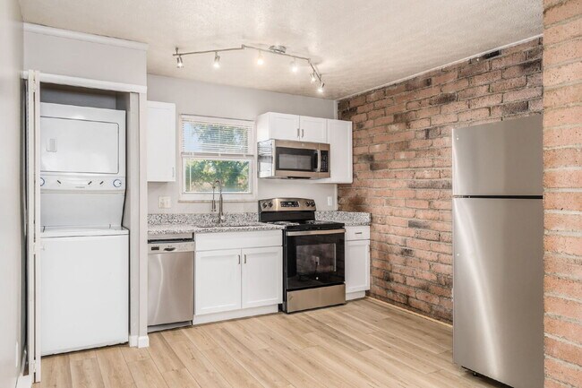 Building Photo - Spacious 2-Bedroom Apartment Near Downtown & German Village