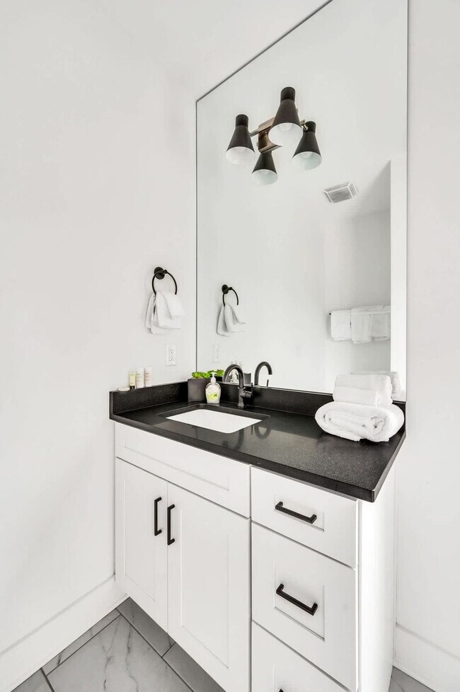 Building Photo - 1332 3rd Ave N