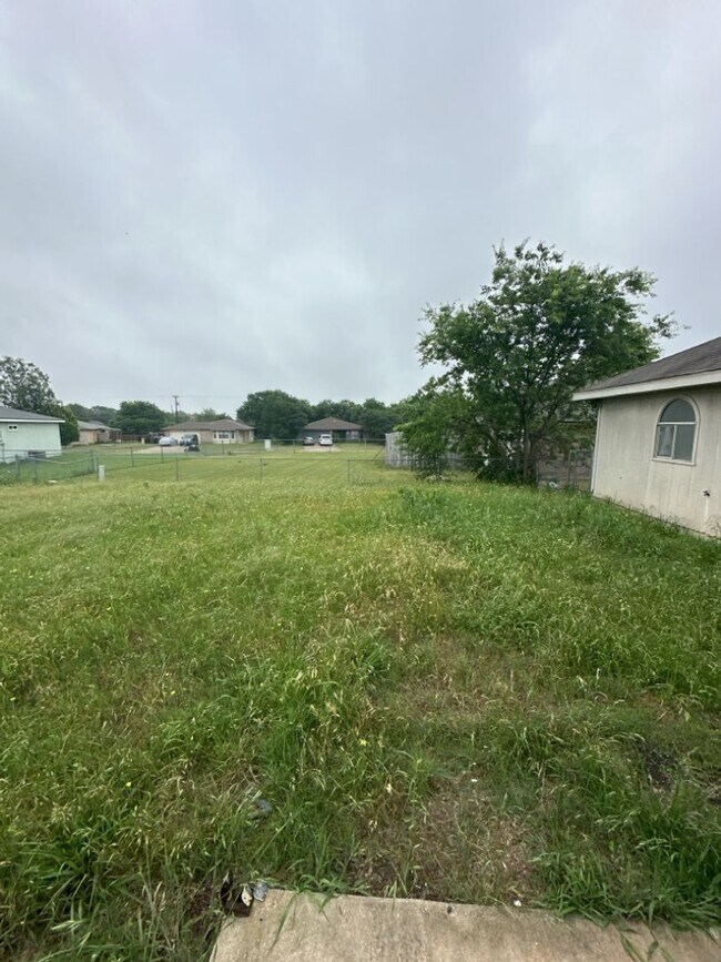 Building Photo - AVAILABLE NOW!