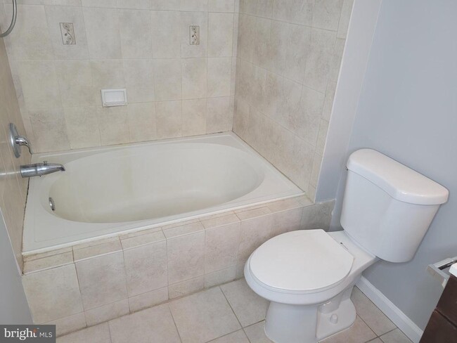 Building Photo - 2904 Saxony Dr