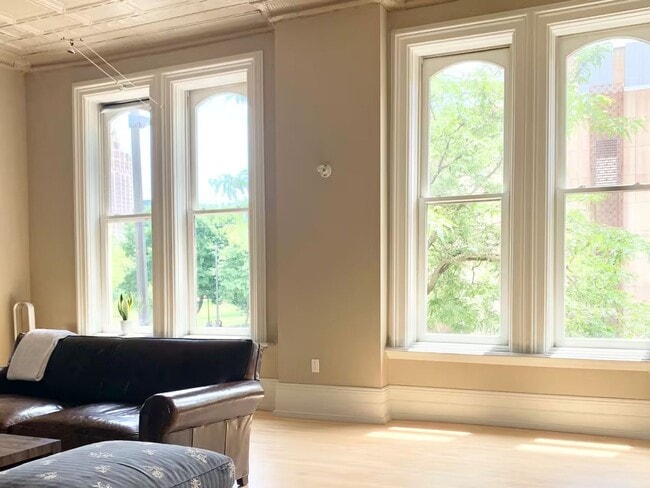 Building Photo - Enormous Upper Floor Unit in Heart of Downtown MKE