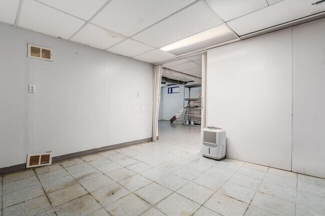 Building Photo - 683 S Roosevelt Ave