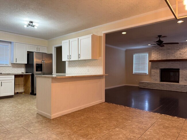 Building Photo - 8606 Holiday Dr