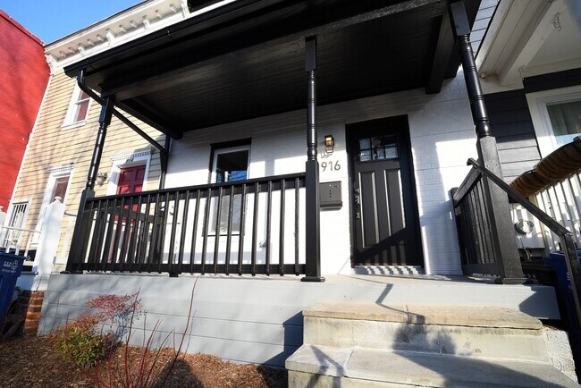Building Photo - Natural-Light Stunner Near Eastern Market & Potomac Metro
