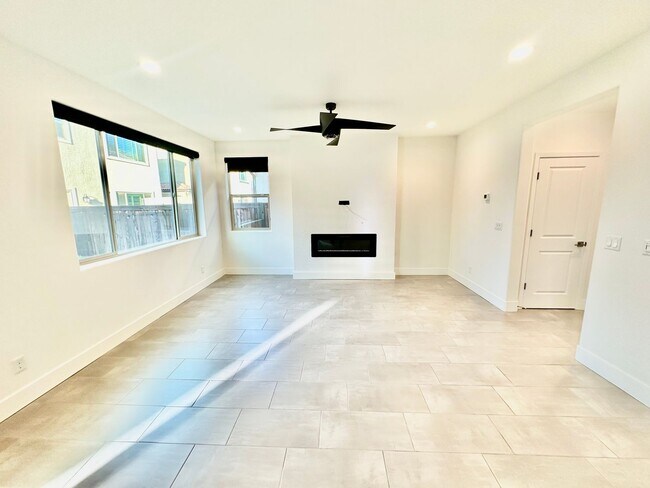 Building Photo - Newly Built 3/2.5 Home in Tesoro Viejo Community