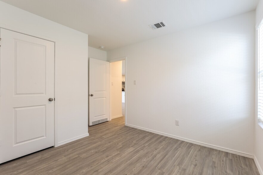 Building Photo - 2807 Gustavo Dr