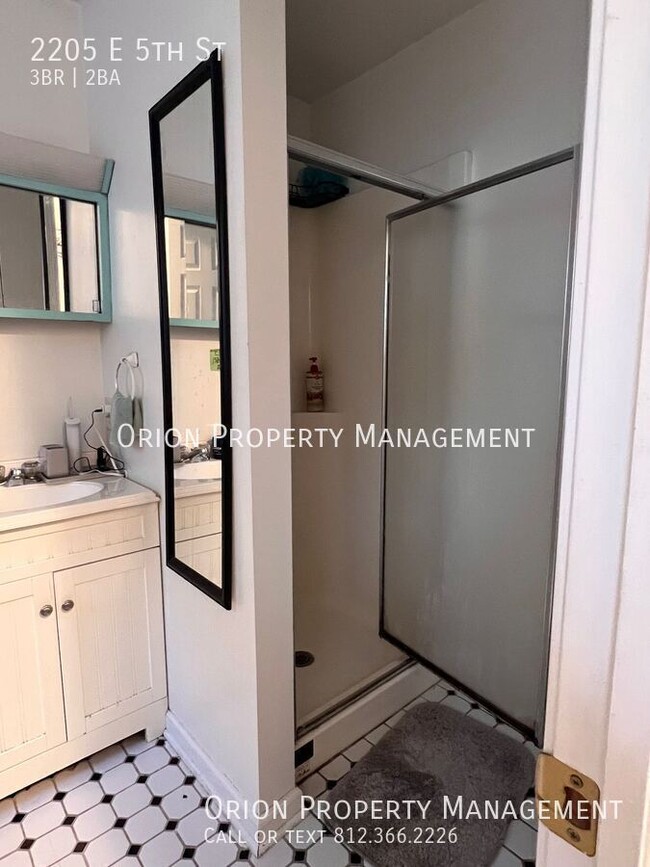 Building Photo - 2205 E 5th St