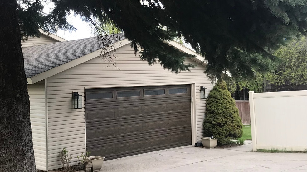 Building Photo - 301 S Millhollow Rd