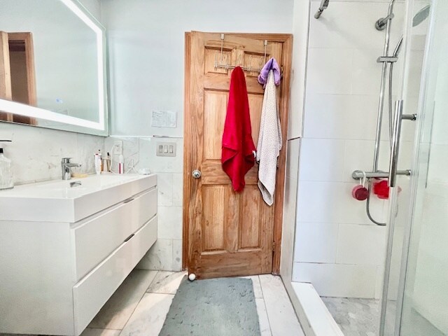 Building Photo - 25 Gibbs St