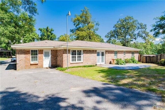 Building Photo - 2704 Woodcliff Dr E