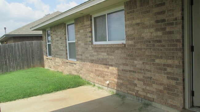 Building Photo - 4 bed, 2 bath, 2 car garage, 12-14 person Storm Shelter