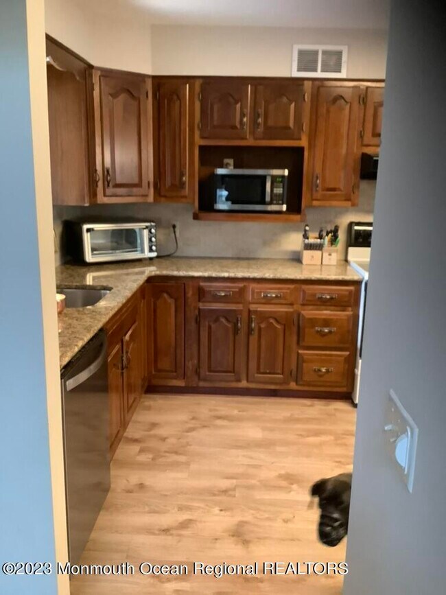 Building Photo - 13 Lawrence Dr