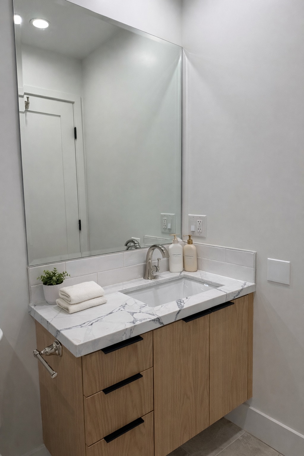 Building Photo - 6641 Glade Ave