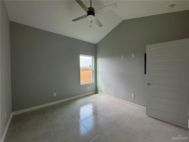 Building Photo - 8 Oriole Rd