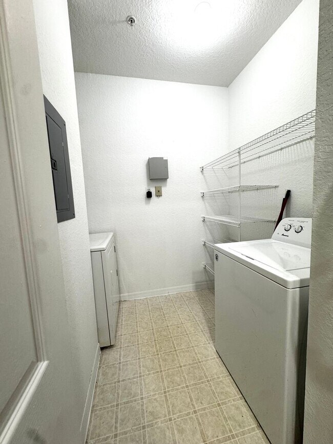 Building Photo - Renovated 2/2 Condo located in Visconti! - New Carpet