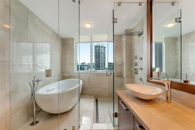 Building Photo - 5959 Collins Ave