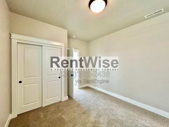 Building Photo - 5845 W Sprig Dr