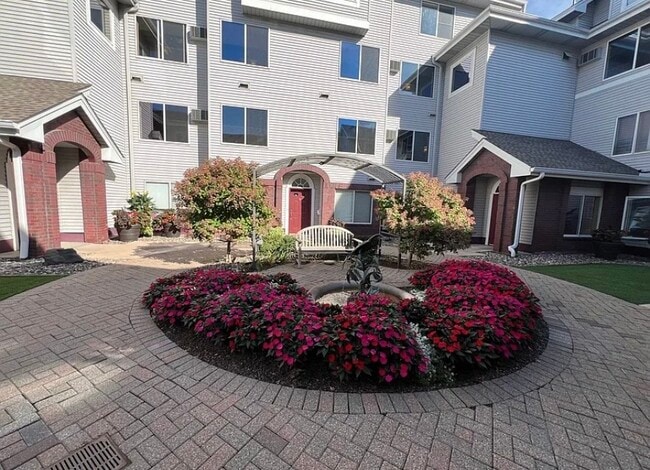 Building Photo - 7520 Edinborough Way