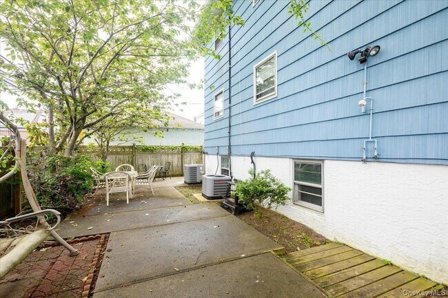 Building Photo - 525 E Beech St