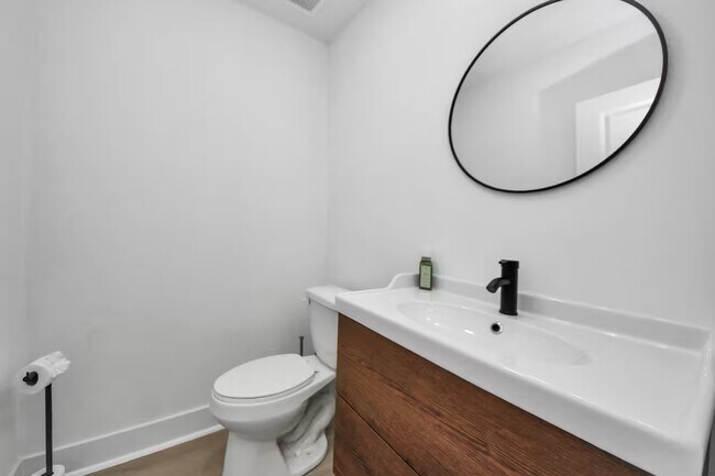 Building Photo - 6747 Peerless St