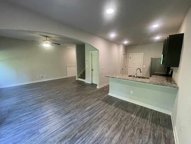 Building Photo - 3 Bed / 2.5 Bath Townhouse for Rent in Cal...