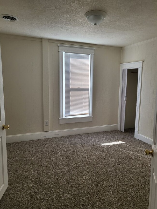 Building Photo - Full remodel on this beauty!