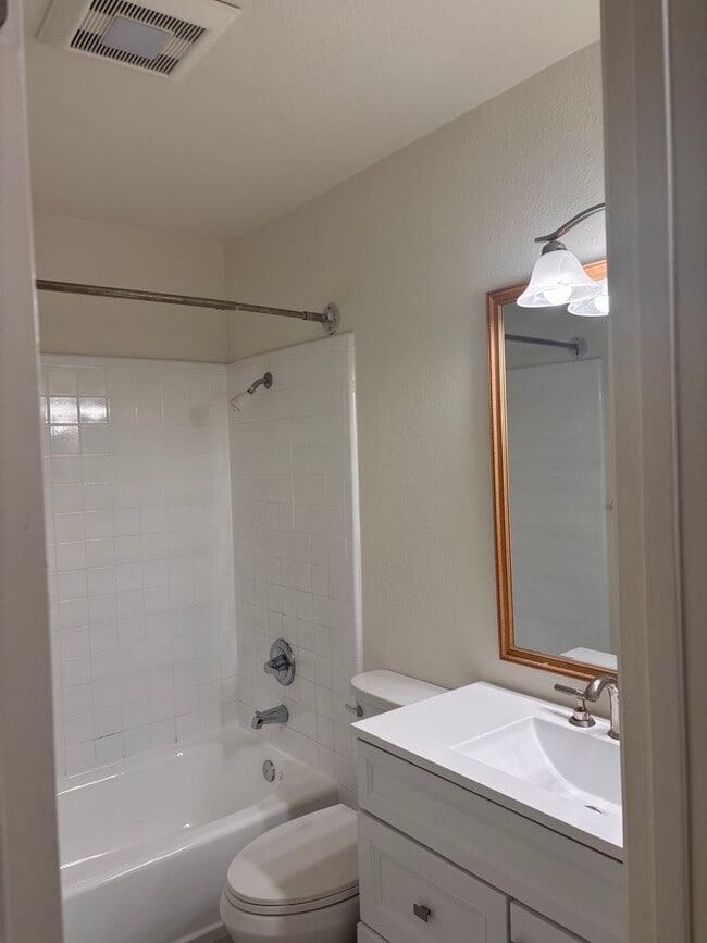 Building Photo - Bay Ho 3 Bd 2 Ba Corner first level Condo for lease