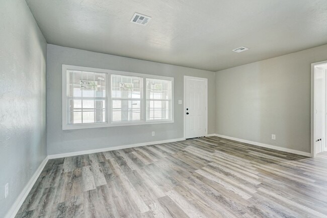 Building Photo - Move-In Ready! Beautifully Updated Home with Easy I-40 Access!