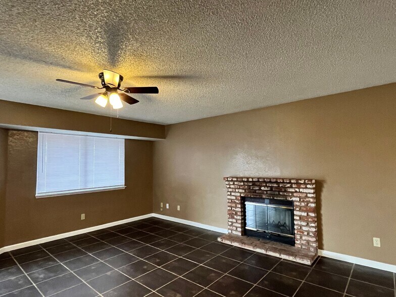 Building Photo - 9120 Peach Ave