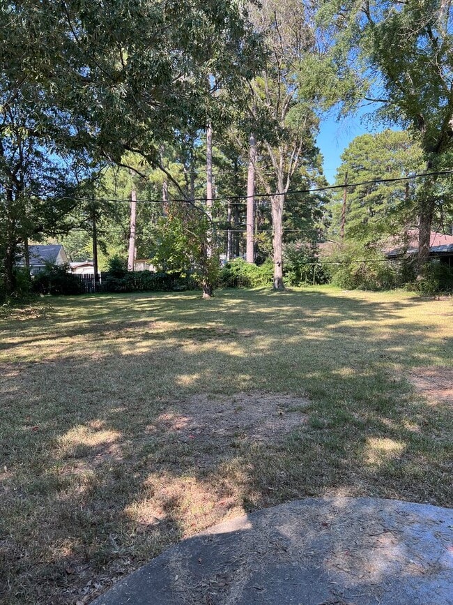 Building Photo - New Floors and Paint!!