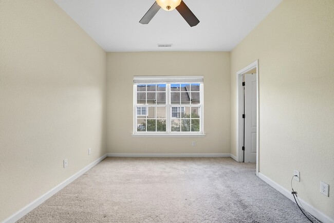 Building Photo - 230 Paradise Dr