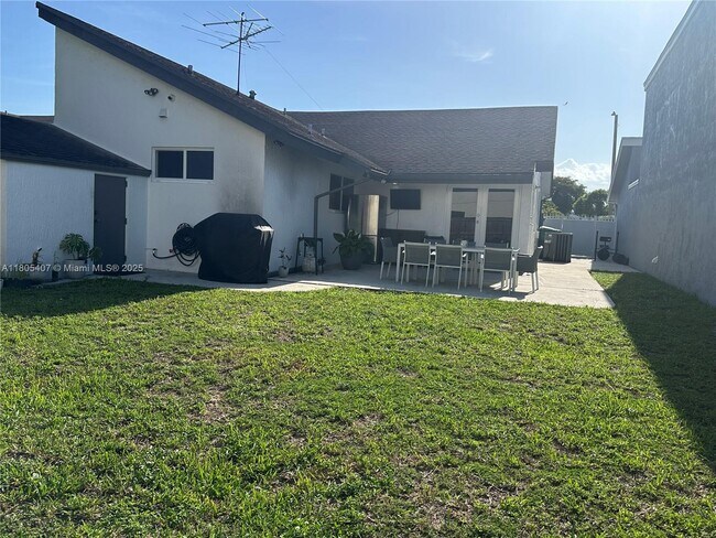 Building Photo - 541 SW 89th Ct