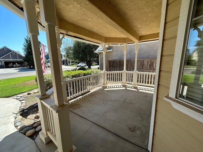 Building Photo - Beautiful 4 Bed 2 Bath Home in North West Visalia off Akers & Riggin!