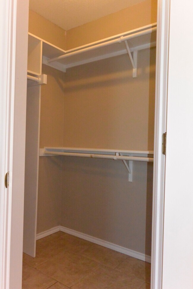 Building Photo - AVAILABLE NOW Single Family Home 3/2/2