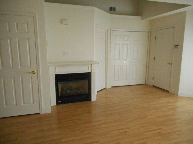 Building Photo - Beautiful 2 Bedroom, Loft 1 1/2 Bath Townhome Wyomissing