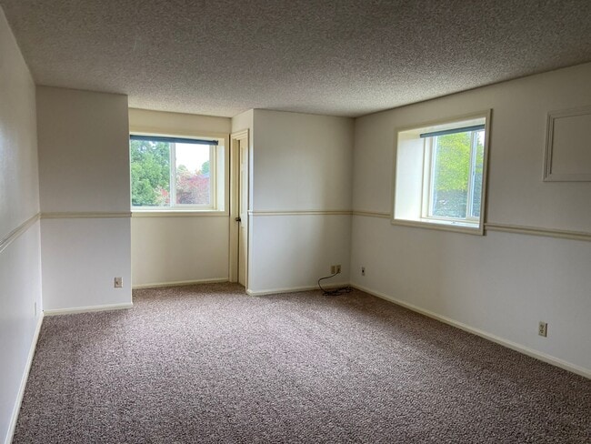 Building Photo - DECEMBER RENT FREE!