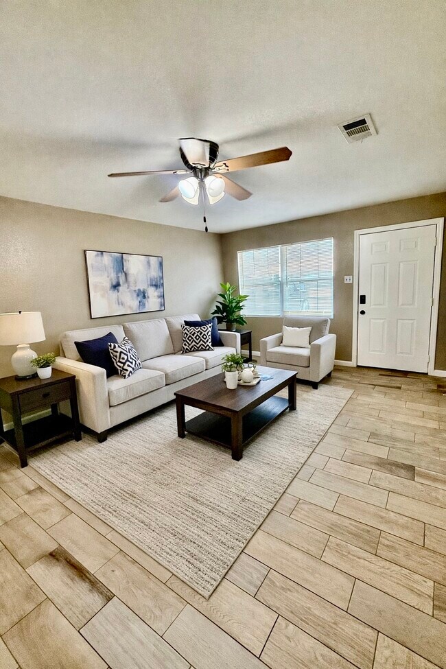 Building Photo - 7225 Hummingbird Ln